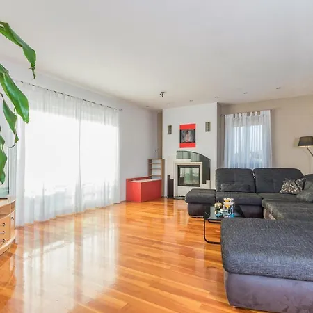 Awesome In W/ 3 Bedrooms *