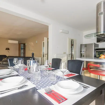 Awesome In W/ 3 Bedrooms Apartment
