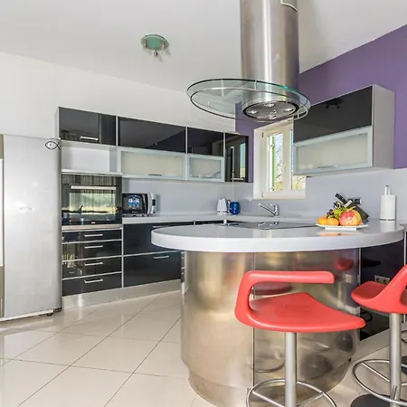 Awesome In W/ 3 Bedrooms Apartment