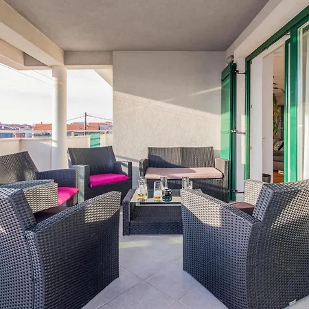 Awesome In W/ 3 Bedrooms Apartment Zadar