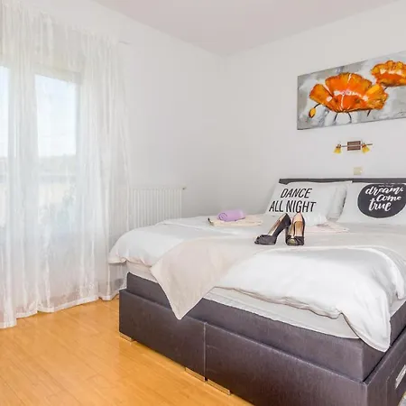 Awesome In W/ 3 Bedrooms *