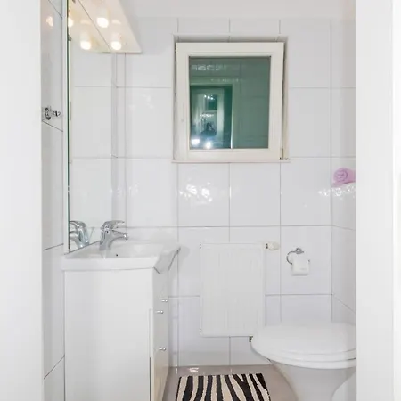 Awesome In W/ 3 Bedrooms Apartment *