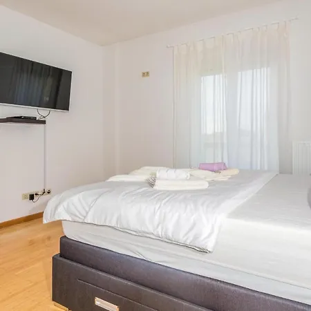 Awesome In W/ 3 Bedrooms *