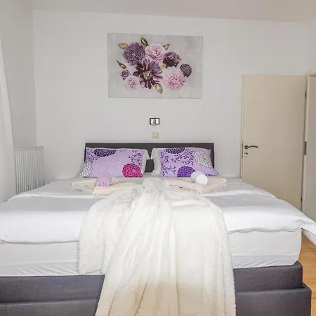 Awesome In W/ 3 Bedrooms Apartment Zadar